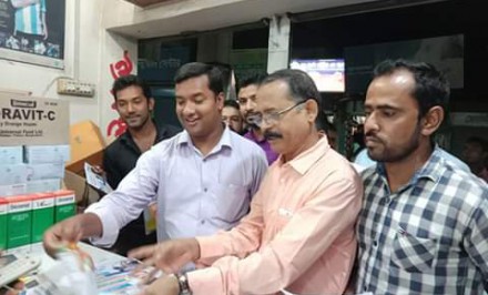 শাহজাদপুর ব্যবসায়ী মহলে নৌকায় ভোট চেয়ে এসএ হামিদ লাবলুর প্রচারপত্র বিলি