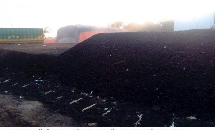 বাঘাবাড়ী নৌ-বন্দরে খোলা আকাশের নীচে কয়লার স্তুপ;বায়ুমন্ডলে কার্বনের পরিমান বাড়ছে