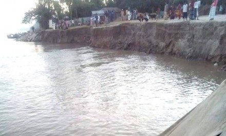 যমুনায় অবৈধভাবে বালু উত্তোলন; হুমকির মুখে তীর সংরক্ষণ বাঁধ