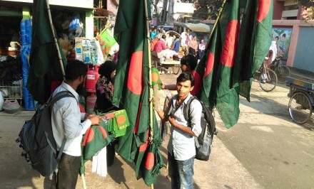 বিজয়ের মাসে শাহজাদপুরে পতাকা বিক্রির ধুম