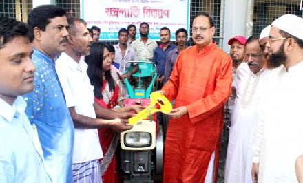 শাহজাদপুরে কৃষকদের মধ্যে চাষের যন্ত্রপাতি বিতরণ করলেন এমপি স্বপন