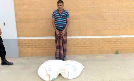 শাহজাদপুরে র‌্যাবের অভিযানে ৯০ লিটার বাংলা মদসহ মদ ব্যবসায়ী গ্রেফতার