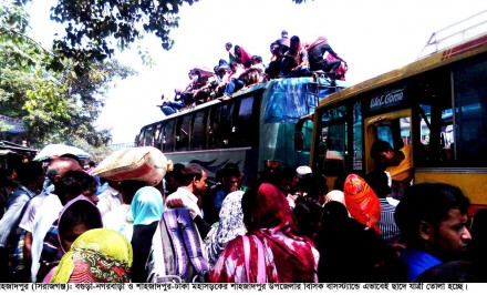 ঈদান্তে বাসের ছাদে যাত্রীর ঝূঁকিপূর্ণ চলাচল! বর্ধিত ভাড়া দিতে না পারায় ছাদে ওঠার প্রবণতা বাড়ছে