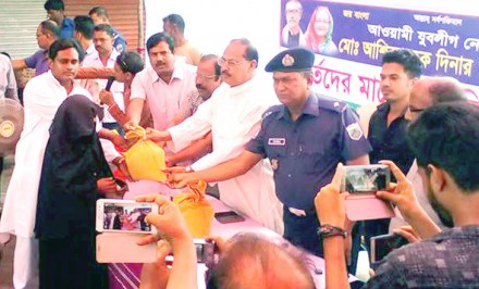 শাহজাদপুরে যুবলীগ নেতার ব্যক্তি উদ্যোগে ত্রাণ বিতরণ