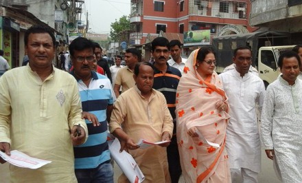 গ্যাসের দাম বৃদ্ধির প্রতিবাদে সিরাজগঞ্জে  জেলা বিএনপির সভাপতি বেগম রুমানা মাহমুদের নেতৃত্বে লিফলেট বিতরণ