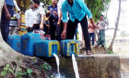 শাহজাদপুরে ১ হাজার ৮০ লিটার ভেজাল দুধ ধ্বংস