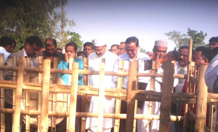 মরহুম সাংবাদিক শিমুলের কবর জিয়ারত করলেন পিআইবি চেয়ারম্যান ও সমকাল সম্পাদক গোলাম সারওয়ার