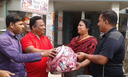 শাহজাদপুরে হারিয়ে যাওয়া ৪ লাখ টাকার স্বর্ণালংকার ফিরে পেলেন উষা