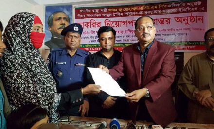 শাহজাদপুরে নিহত সাংবাদিক শিমুলের স্ত্রীর হাতে নিয়োগপত্র তুলে দিলেন এমপি স্বপন
