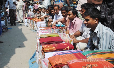 ঐতিহ্যবাহী তাঁতশিল্পে ধ্বস; বেচাকেনা হ্রাস; তাঁতিরা হতাশ