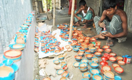 ধুঁকে ধুঁকে চলছে মৃৎশিল্পীদের জীবন