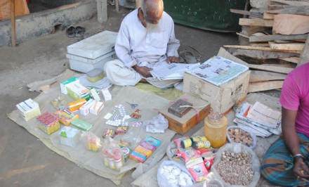 শাহজাদপুরসহ উত্তরাঞ্চলে জীবন রক্ষাকারী ঔষধ ফুটপাত ও মুদি দোকানে