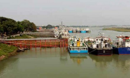 বাঘাবাড়ি বন্দরে ভিড়তে পারছে না সারবাহী জাহাজ; ডুবোচরের বাধা!