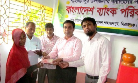 শাহজাদপুরে বাংলাদেশ ব্যাংকের কর্মচারীরা বানভাসী ৫০ জনকে অর্থ সহায়তা দিলেন