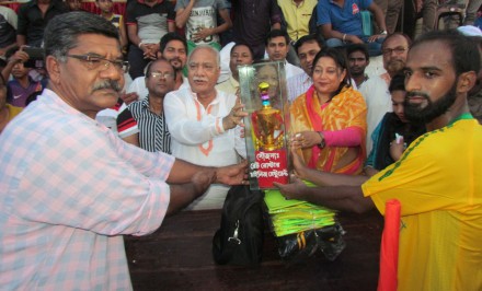 শাহজাদপুর পৌর গোল্ডকাপ ফুটবল টুর্ণামেন্ট-২০১৬ উদ্বোধনী খেলায় নাটোর পৌরসভাকে ২-১ গোলে হারিয়ে বেড়া পৌরসভা জয়ী