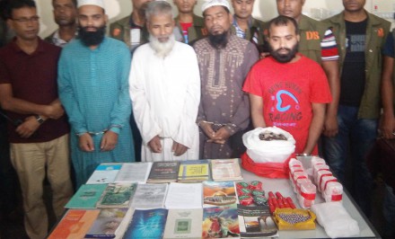 সিরাজগঞ্জে পিতা-পুত্র সহ ৪ জেএমবি সদস্য আটক