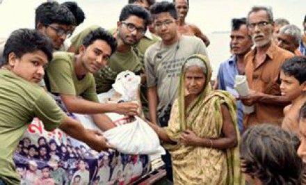 বানভাসি মানুষের পাশে পাবনা বিজ্ঞান ও প্রযুক্তি বিশ্ববিদ্যালয়ের ছাত্ররা