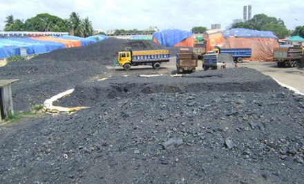 বাঘাবাড়ী নৌ-বন্দরে খোলা আকাশের নীচে কয়লার স্তুপ ; বায়ুমন্ডলে কার্বনের পরিমান বাড়ছে