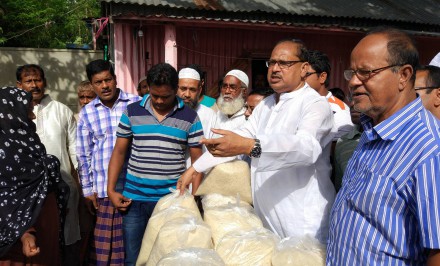 শাহজাদপুরে বেলতৈল ইউনিয়নের বানভাসীদের মধ্যে ত্রাণ বিরতণ করলেন স্থানীয় এমপি স্বপন