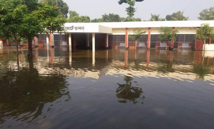 শাহজাদপুর আদালত ভবন বন্যার পানিতে ডুবে যাওয়ায় বিচার কার্য ব্যহত