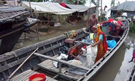 সিরাজগঞ্জে বন্যায় দুর্ভোগ চরমে – নৌকায় দিনযাপন করছে বানভাসীরা