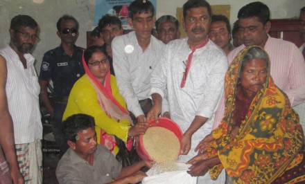 এনায়েতপুরে ত্রানের চাউল বিতরন
