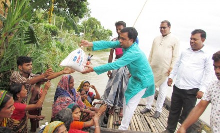 শাহজাদপুর উপজেলার বন্যা কবলিত এলাকায় ত্রাণ সামগ্রী বিতরণ