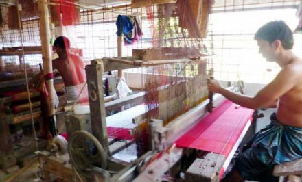 পহেলা বৈশাখ উপলক্ষে ব্যস্ত সিরাজগঞ্জের তাঁতপল্লি