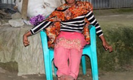 আমার খুব কষ্ট হয়, একটি হুইল চেয়ারে আকুতি প্রতিবন্ধী নাসিমার