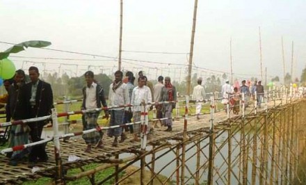 বেলকুচির হুরাসাগর নদীতে দেশের বৃহৎ বাঁশের সাঁকো