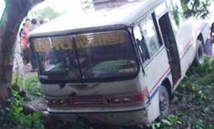 উল্লাপাড়ায় নিয়ন্ত্রন হারিয়ে বাস-ট্রাক খাদে, আহত ১