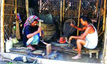 কোরবানীকে সামনে রেখে সিরাজগঞ্জের কামাররা মহাব্যস্ত