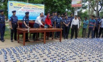 সিরাজগঞ্জে ফেন্সিডিল ও গাঁজা ধ্বংস