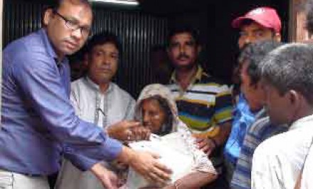 বেলকুচি বন্যা কবলিত মানুষের মাঝে ত্রান বিতরণ