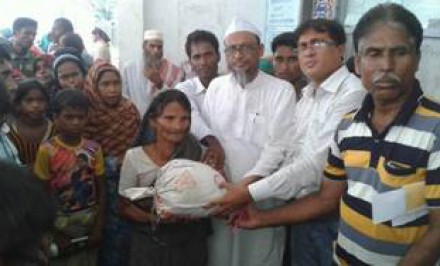 বেলকুচিতে বন্যার্তদের মধ্যে ত্রাণ সামগ্রি বিতরণ