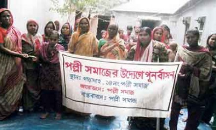 শাহজাদপুরে পল্লী সমাজের পক্ষ থেকে গণধর্ষনের শিকার কুলসুমকে নগদ টাকা সহায়তা প্রদান