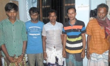 বেলকুচিতে ৫০ লিটার মদ সহ ৫ ক্রেতা আটক