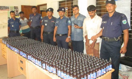 সলঙ্গায় ৭৩৫ বোতল ফেন্সিডিল সহ আটক, ১