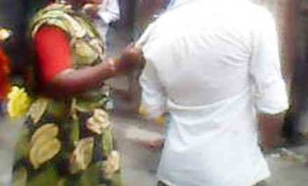 বেলকুচিতে বেদে যুবতী নারীদের তান্ডবঃ শতাধিক পথচারী ও দোকানদার লাঞ্ছিতর স্বীকার