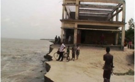 যমুনার ভাঙনে দিশেহারা চৌহালীর মানুষ ৬ শিক্ষা প্রতিষ্ঠান, ৪’শ ঘরবাড়িসহ বিলীন হয়েছে কয়েক’শ একর আবাদি জমি