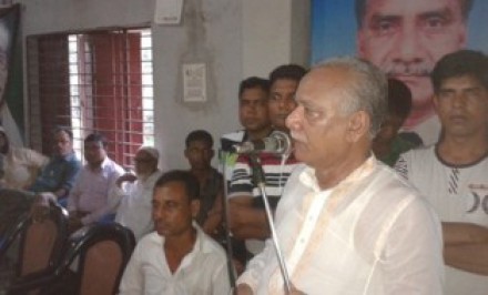 খালেদা জিয়া পেট্রোল বোমা মেরে জনগন থেকে বিচ্ছিন্ন - সাবেক মন্ত্রী লতিফ বিশ্বাস