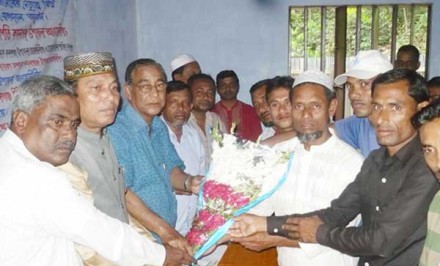 চমকপ্রদ খবর//বাঘে মহিষে একঘাটে খাবি খাচ্ছে