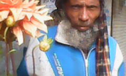 সিরাজগঞ্জের শিয়ালকোল এলাকার ভিলেজ নার্সারী মালিক আব্দুল হাকিম ফুল বিক্রিতে স্বাবলম্বী