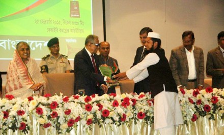 বর্ষসেরা কৃষিবিদ হিসেবে কেআইবি কৃষি পদক বেলকুচির কৃষি কর্মকর্তাকে তুলে দিলেন রাষ্ট্রপতি