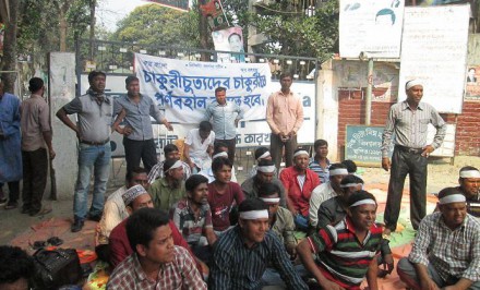 চাকুরি পুনর্বহালের দ্বাবিতে বাঘাবাড়ী মিল্কভিটায় অবস্থান ধর্মঘট