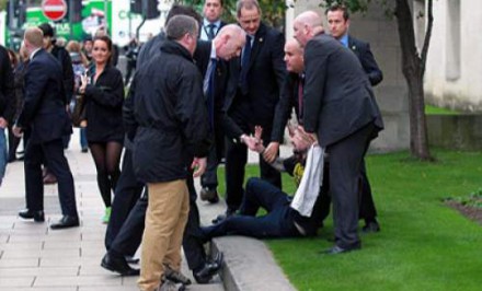 ব্রিটিশ প্রধানমন্ত্রীকে পথচারীর ধাক্কা