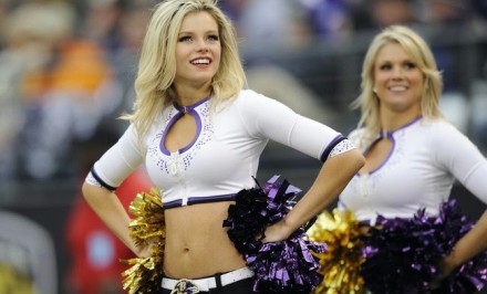 ক্রিকেটারদের ফাঁসাতে সুন্দরী ও আবেদনময়ী মেয়ে