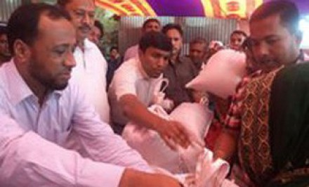 শাহজাদপুর পৌরসভার উদ্যেগে বন্যায় ক্ষতিগ্রস্থ দুস্থ ৫’শ পরিবারে চাল বিতরণ
