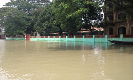 বন্যা পরিস্থিতির অবনতি সরকারি ত্রাণ অপ্রতুল