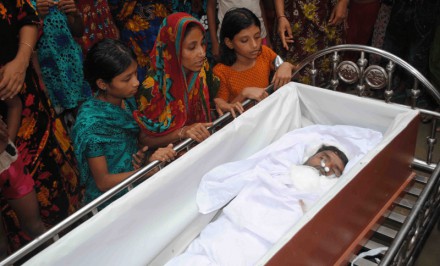 মালয়েশিয়ায় নিহত জাহাঙ্গীরের দাফন সম্পন্ন শাহজাদপুরের পুঠিয়ায় শোকের মাতম